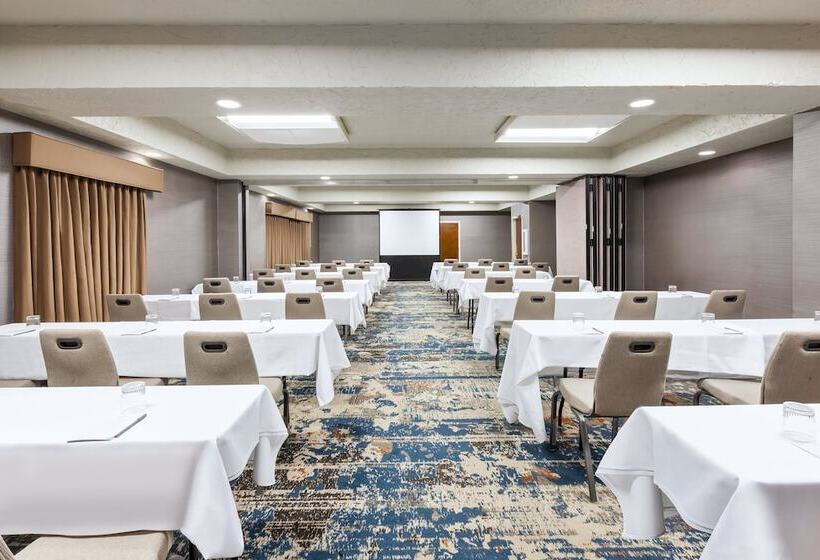 هتل Crowne Plaza Columbus North   Worthington, An Ihg