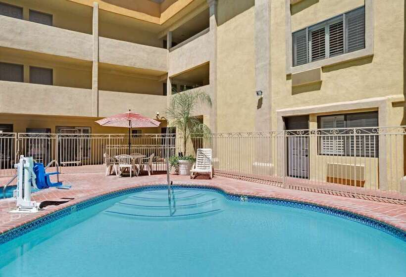 בית מלון כפרי Days Inn By Wyndham West Covina