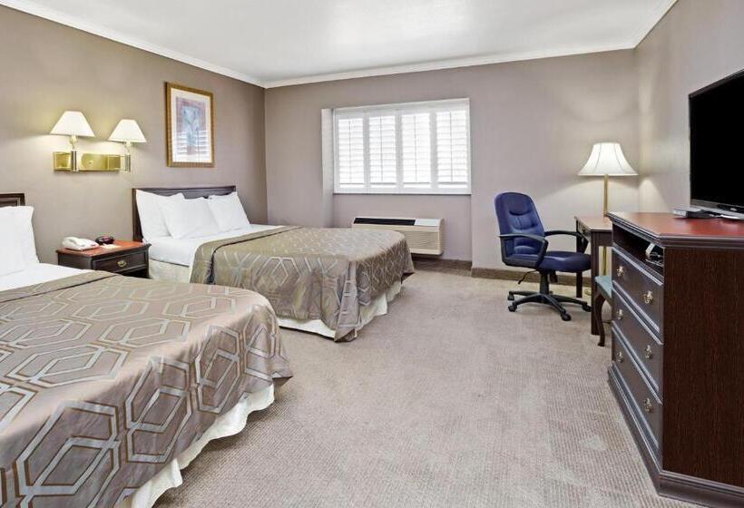 בית מלון כפרי Days Inn By Wyndham West Covina