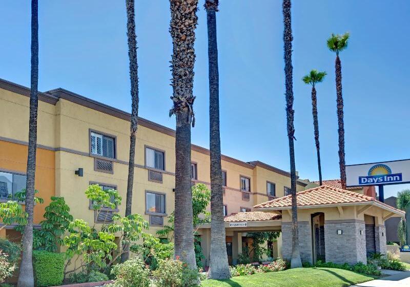 בית מלון כפרי Days Inn By Wyndham West Covina