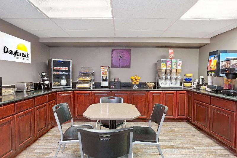 בית מלון כפרי Days Inn By Wyndham West Covina