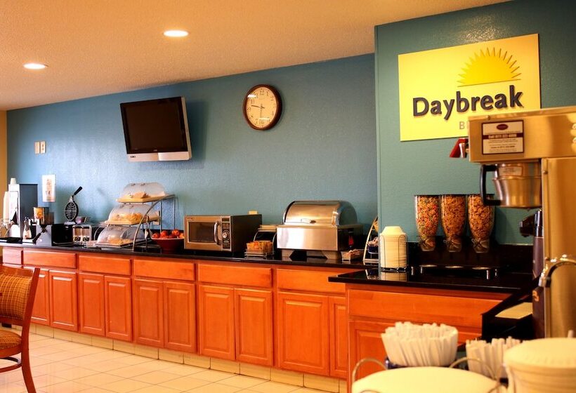 בית מלון כפרי Days Inn & Suites By Wyndham Bloomington/normal Il