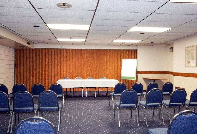 فندق Econo Lodge Inn & Suites