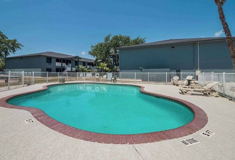 هتل Econo Lodge Inn & Suites Fulton  Rockport