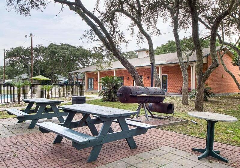 هتل Econo Lodge Inn & Suites Fulton  Rockport