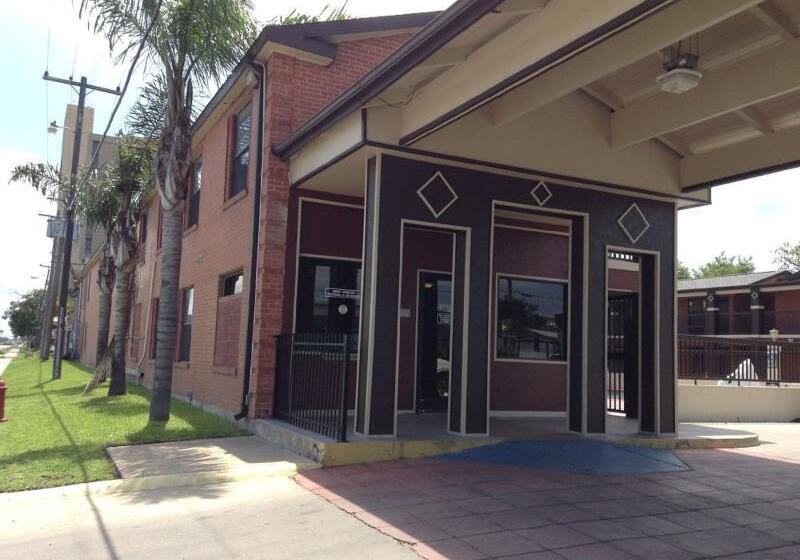 فندق Econo Lodge Inn & Suites