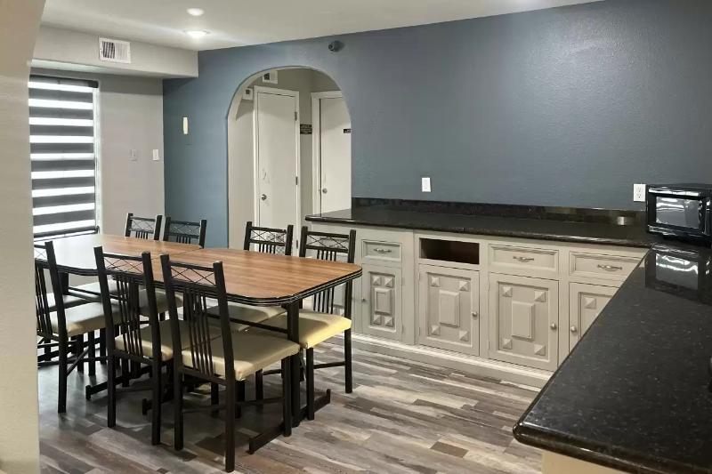 فندق Econo Lodge Inn & Suites