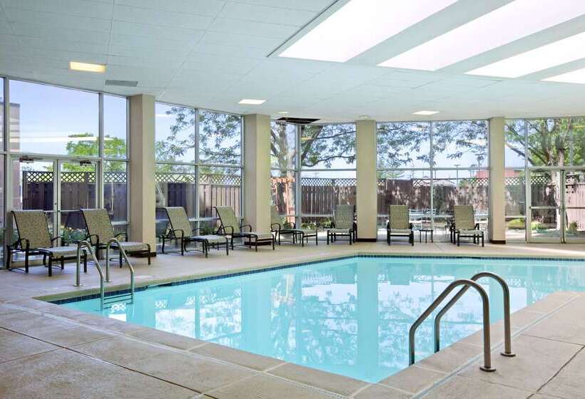 هتل Embassy Suites By Hilton St. Louis Airport