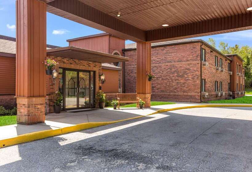 בית מלון כפרי Quality Inn Petoskey Harbor Springs