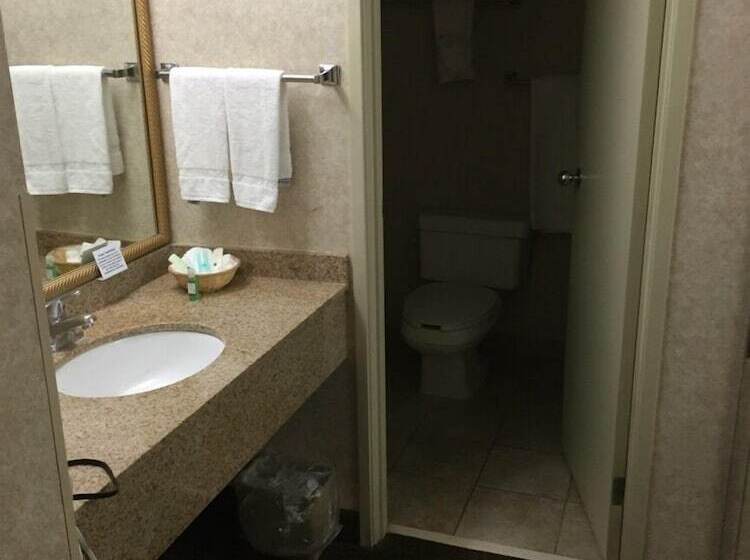 هتل Quality Inn & Suites Downtown   University Area