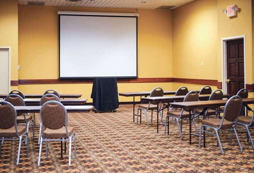 בית מלון כפרי Quality Inn & Suites Ames Conference Center Near Isu Campus