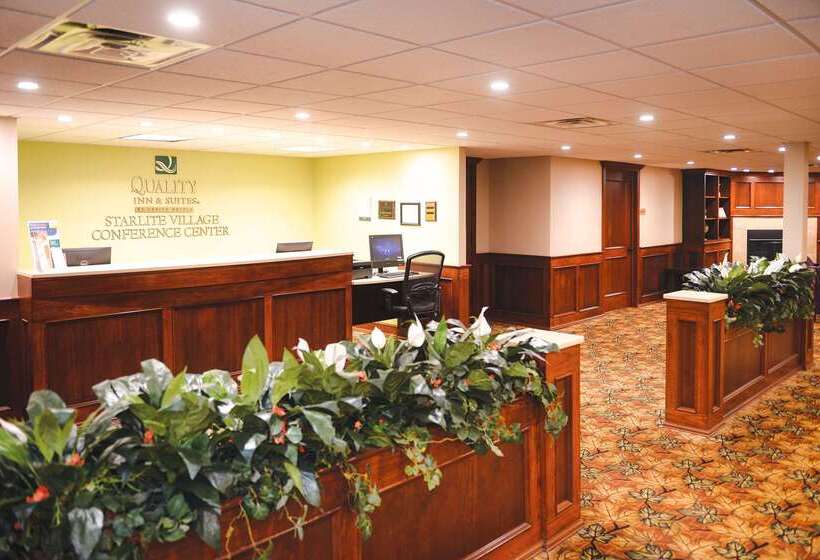 בית מלון כפרי Quality Inn & Suites Ames Conference Center Near Isu Campus