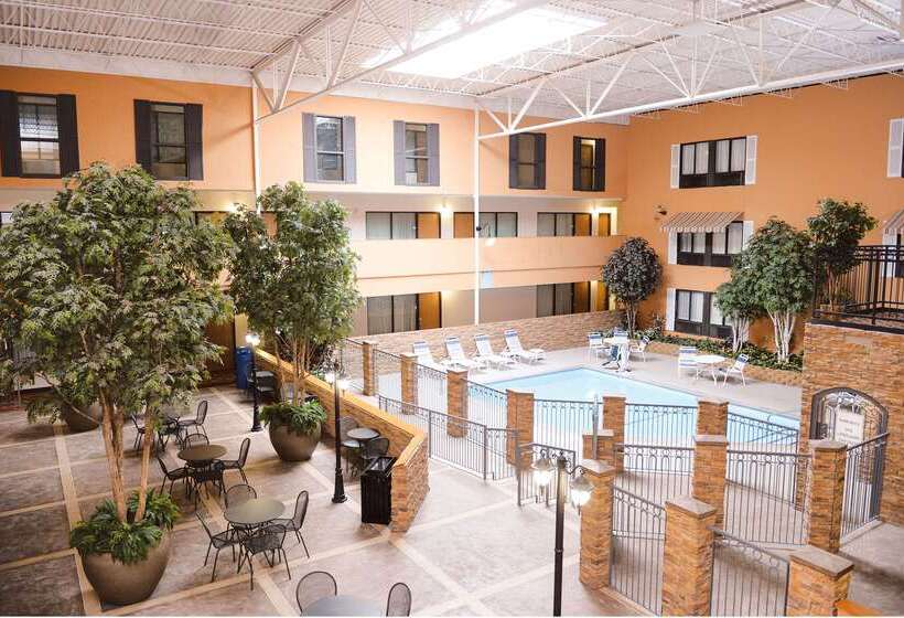 בית מלון כפרי Quality Inn & Suites Ames Conference Center Near Isu Campus