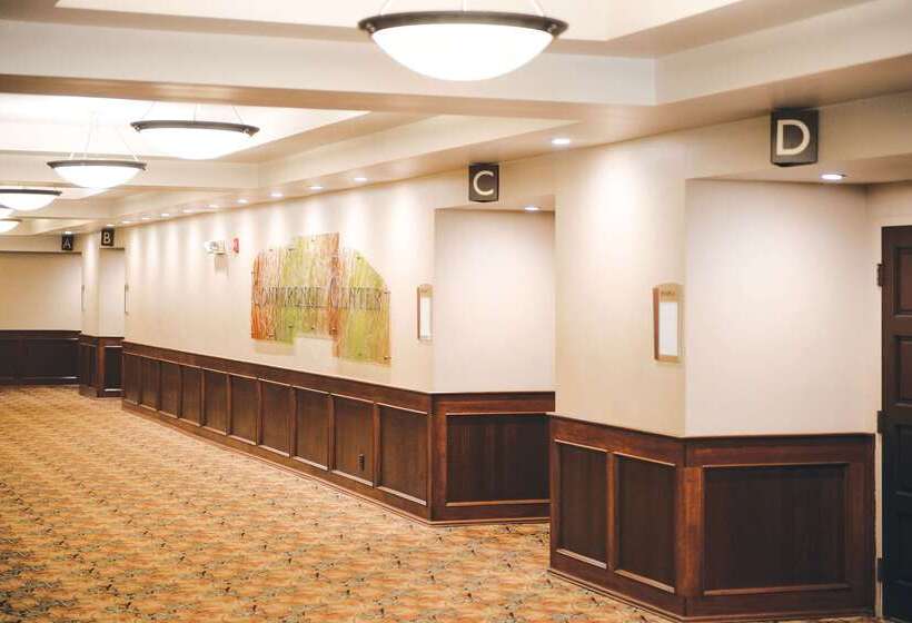בית מלון כפרי Quality Inn & Suites Ames Conference Center Near Isu Campus
