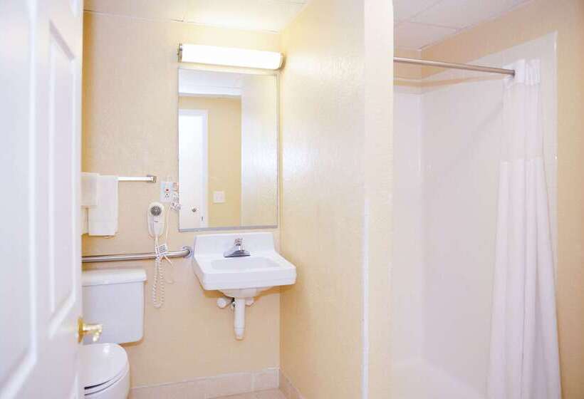 בית מלון כפרי Quality Inn & Suites Ames Conference Center Near Isu Campus