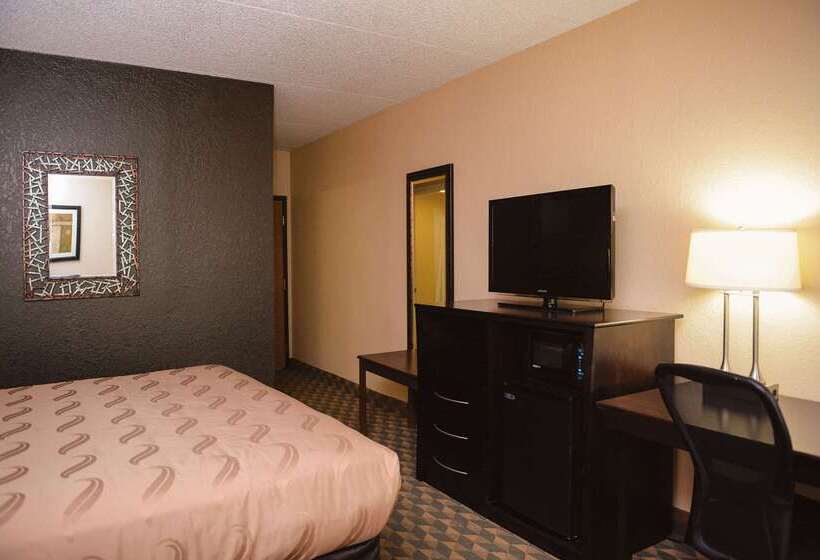 בית מלון כפרי Quality Inn & Suites Ames Conference Center Near Isu Campus