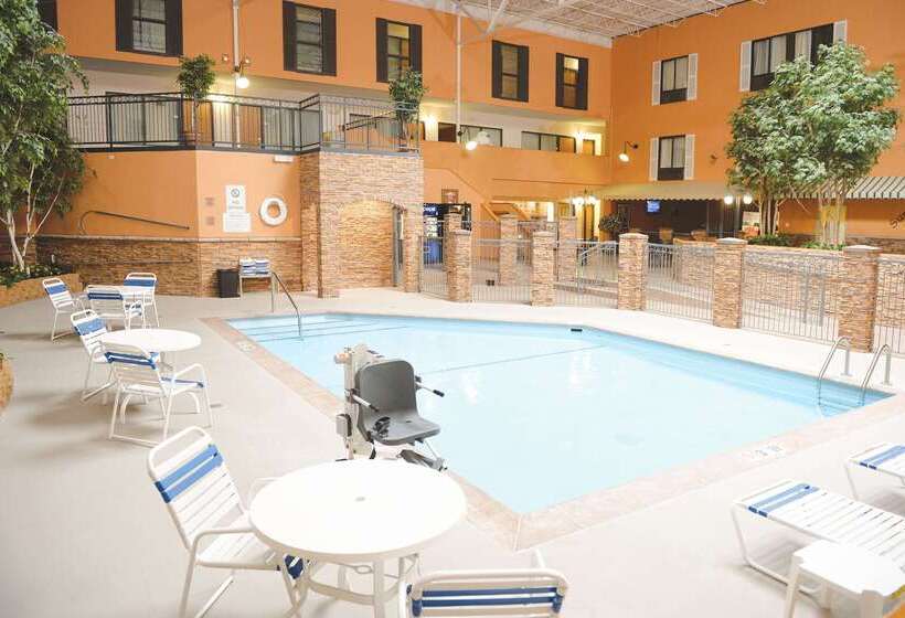 בית מלון כפרי Quality Inn & Suites Ames Conference Center Near Isu Campus