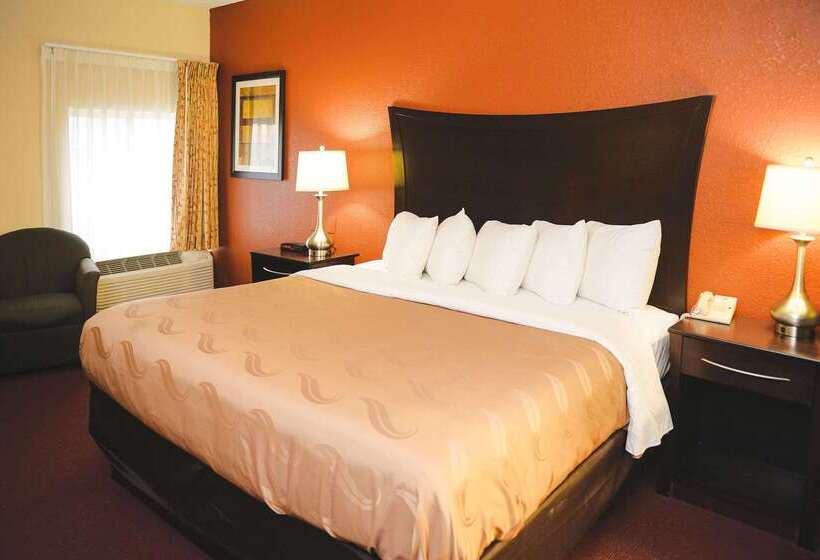 בית מלון כפרי Quality Inn & Suites Ames Conference Center Near Isu Campus