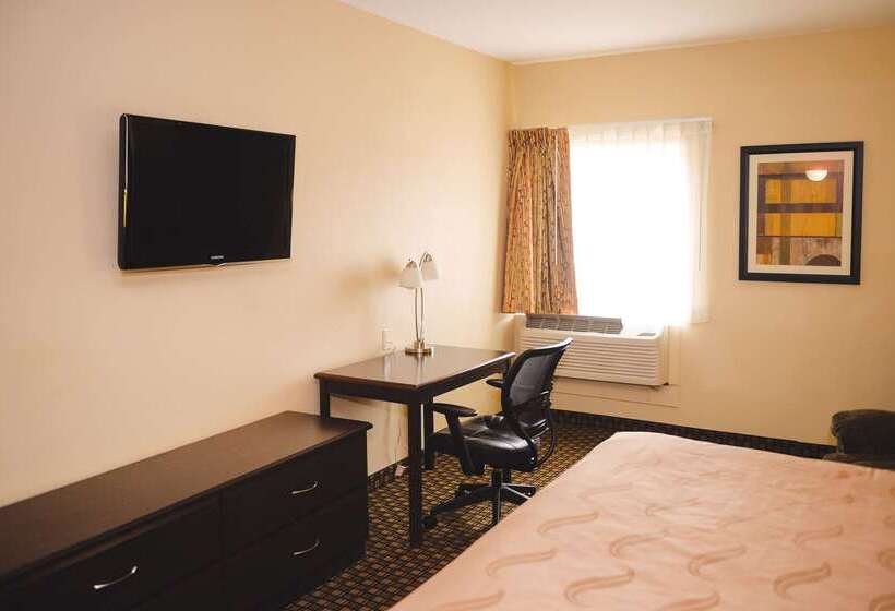 בית מלון כפרי Quality Inn & Suites Ames Conference Center Near Isu Campus
