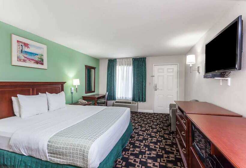 فندق Ramada By Wyndham Oceanside