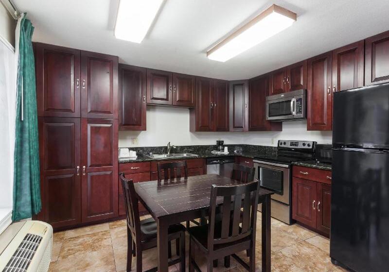 فندق Ramada By Wyndham Oceanside