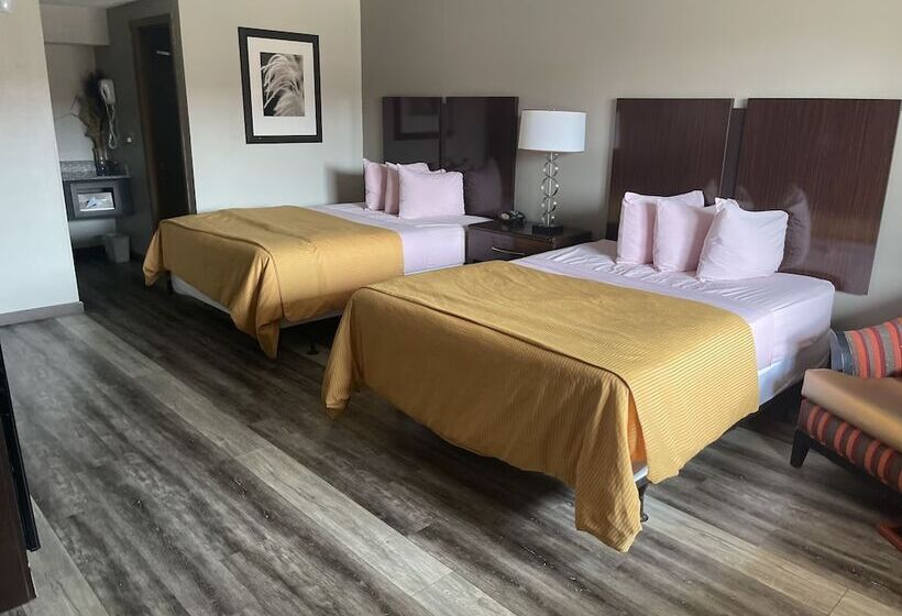 Отель Royal Inn & Suites