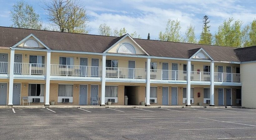 هتل Thunderbird Inn Of Mackinaw City