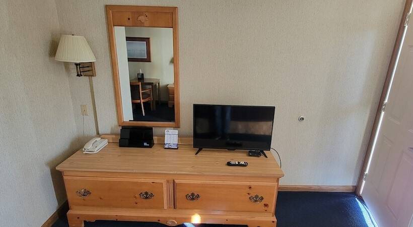 هتل Thunderbird Inn Of Mackinaw City