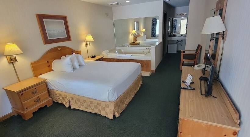 هتل Thunderbird Inn Of Mackinaw City