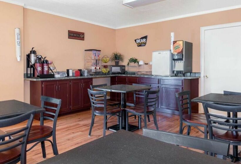 هتل Travelodge By Wyndham Dodge City