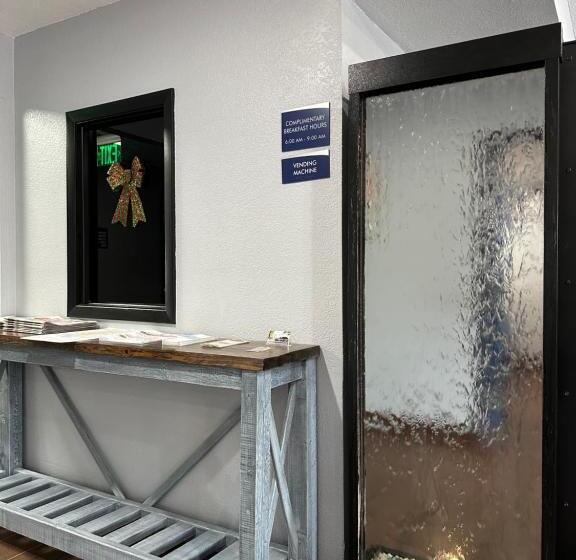 هتل American Inn Cedar Rapids South