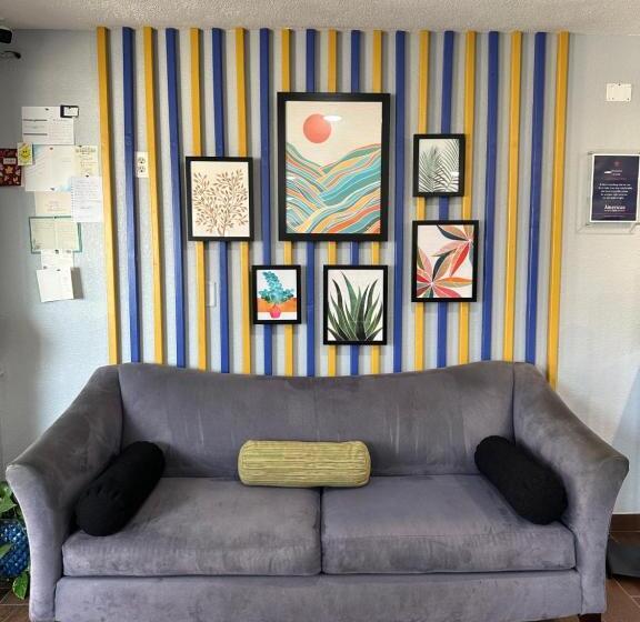 هتل American Inn Cedar Rapids South