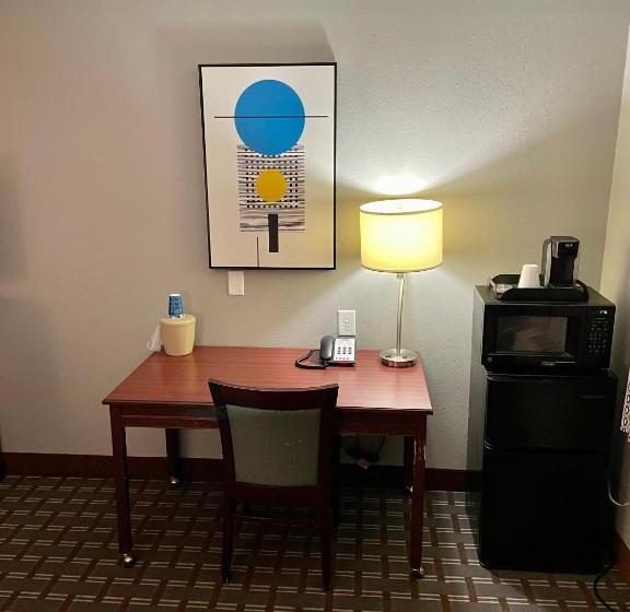 هتل American Inn Cedar Rapids South