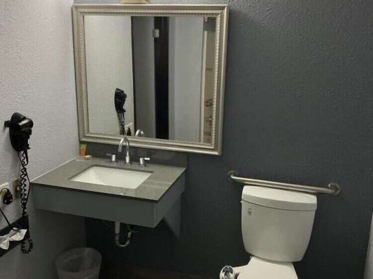 هتل American Inn Cedar Rapids South