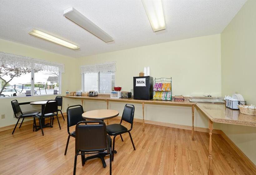 בית מלון כפרי Americas Best Value Inn Saint Ignace