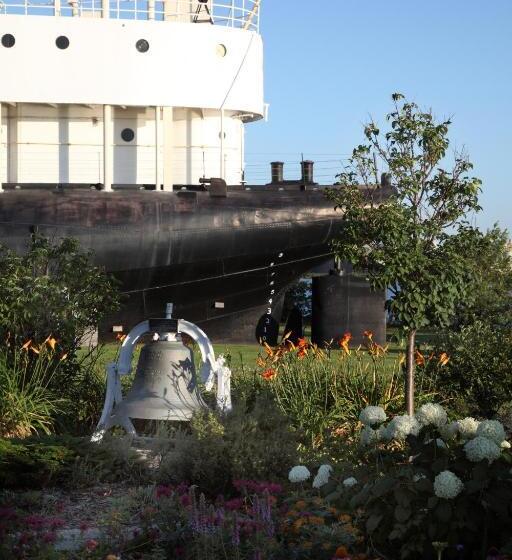 هتل Barkers Island Inn Resort & Conference Center