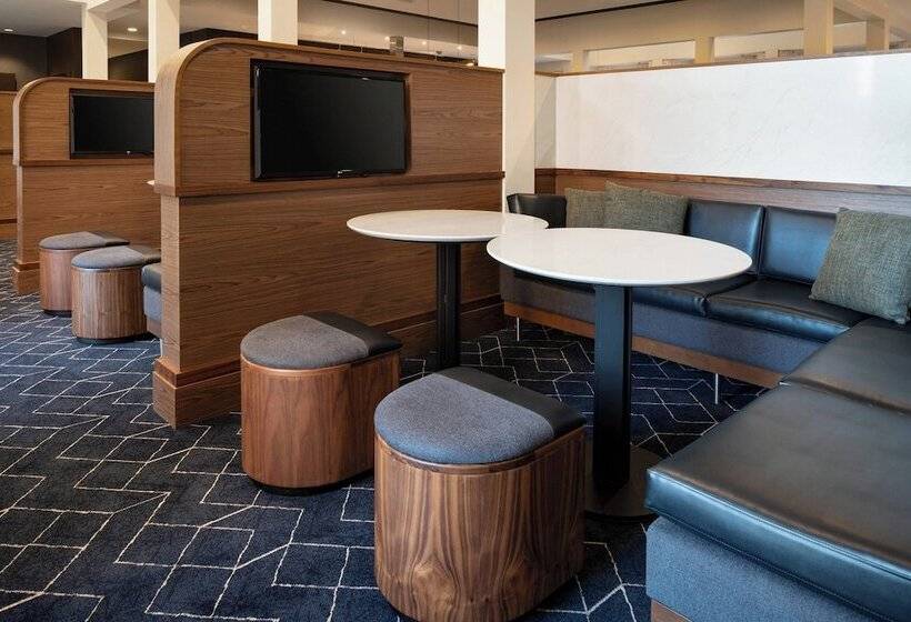 Отель Courtyard By Marriott Bakersfield