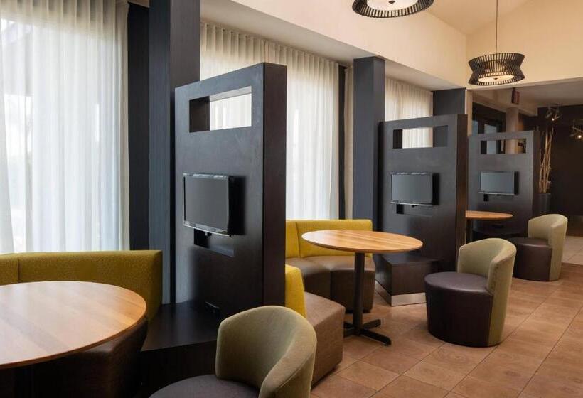 هتل Courtyard By Marriott Fresno