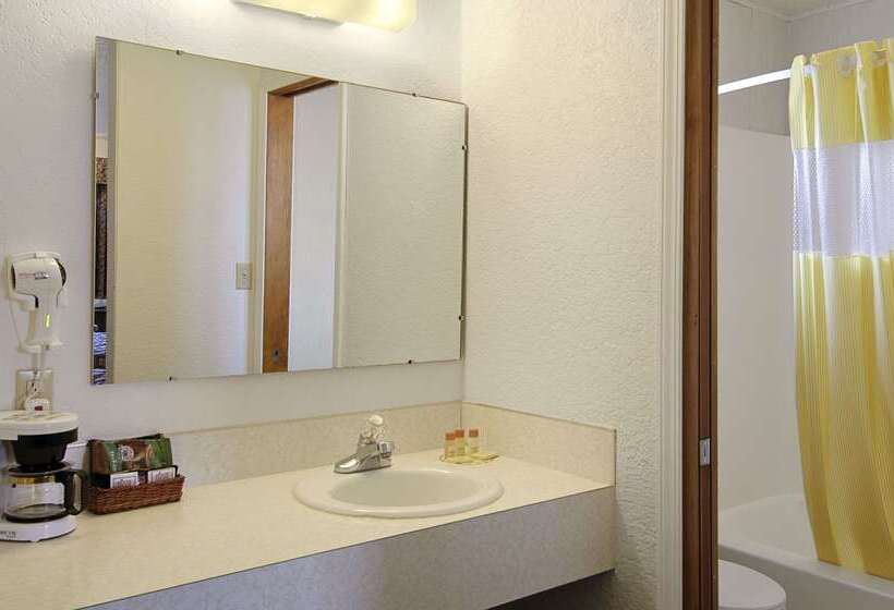 هتل Days Inn By Wyndham Mackinaw City  Lakeview