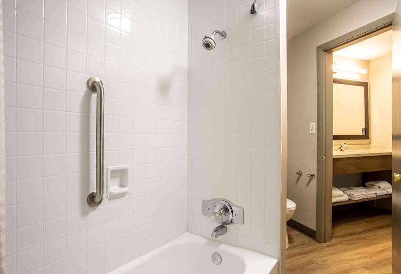 هتل Days Inn By Wyndham Marquette
