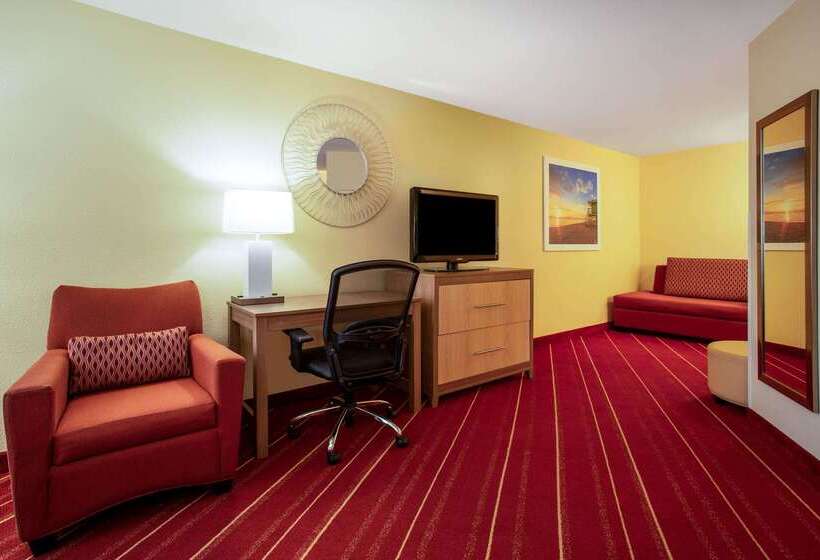 هتل Days Inn By Wyndham Marquette