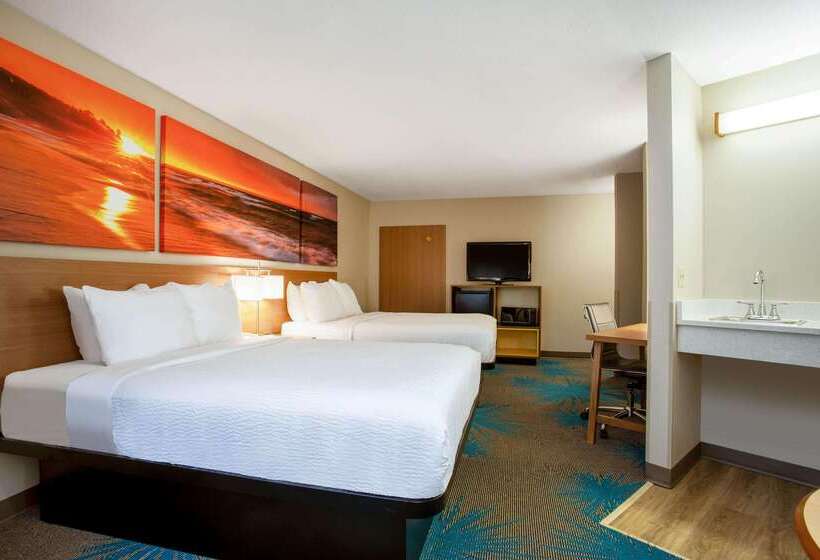 هتل Days Inn By Wyndham Marquette