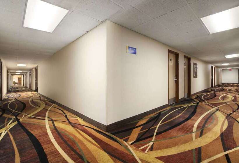 هتل Days Inn By Wyndham Rome Downtown
