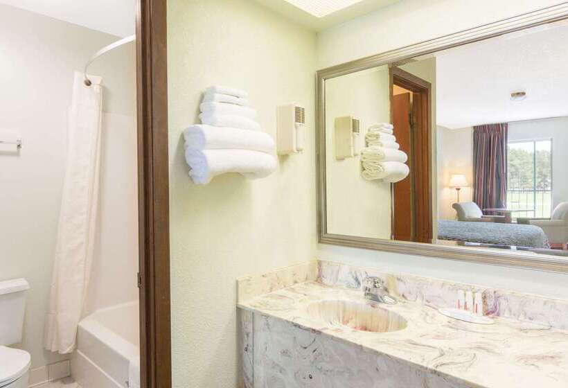 فندق Days Inn By Wyndham West Point