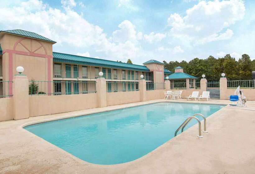 فندق Days Inn By Wyndham West Point