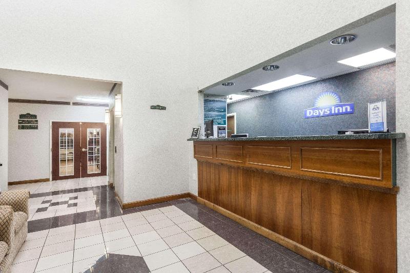 هتل Days Inn & Suites By Wyndham Huntsville
