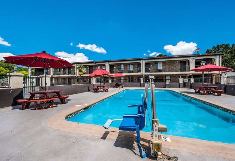 هتل Econo Lodge Inn & Suites University