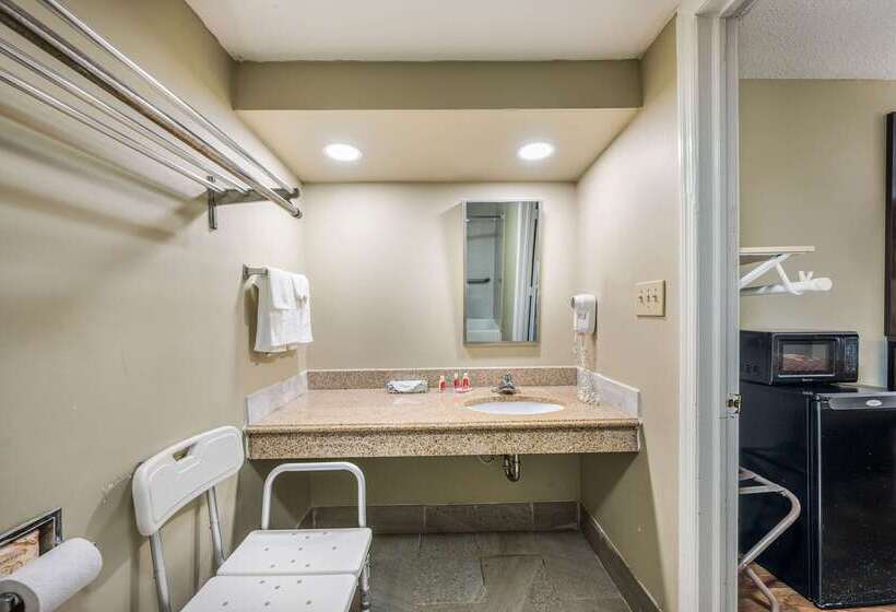 هتل Econo Lodge Inn & Suites University