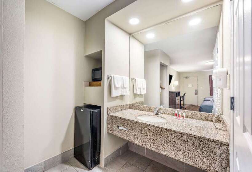 هتل Econo Lodge Inn & Suites University