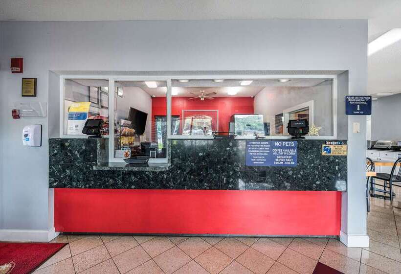 هتل Econo Lodge Inn & Suites University